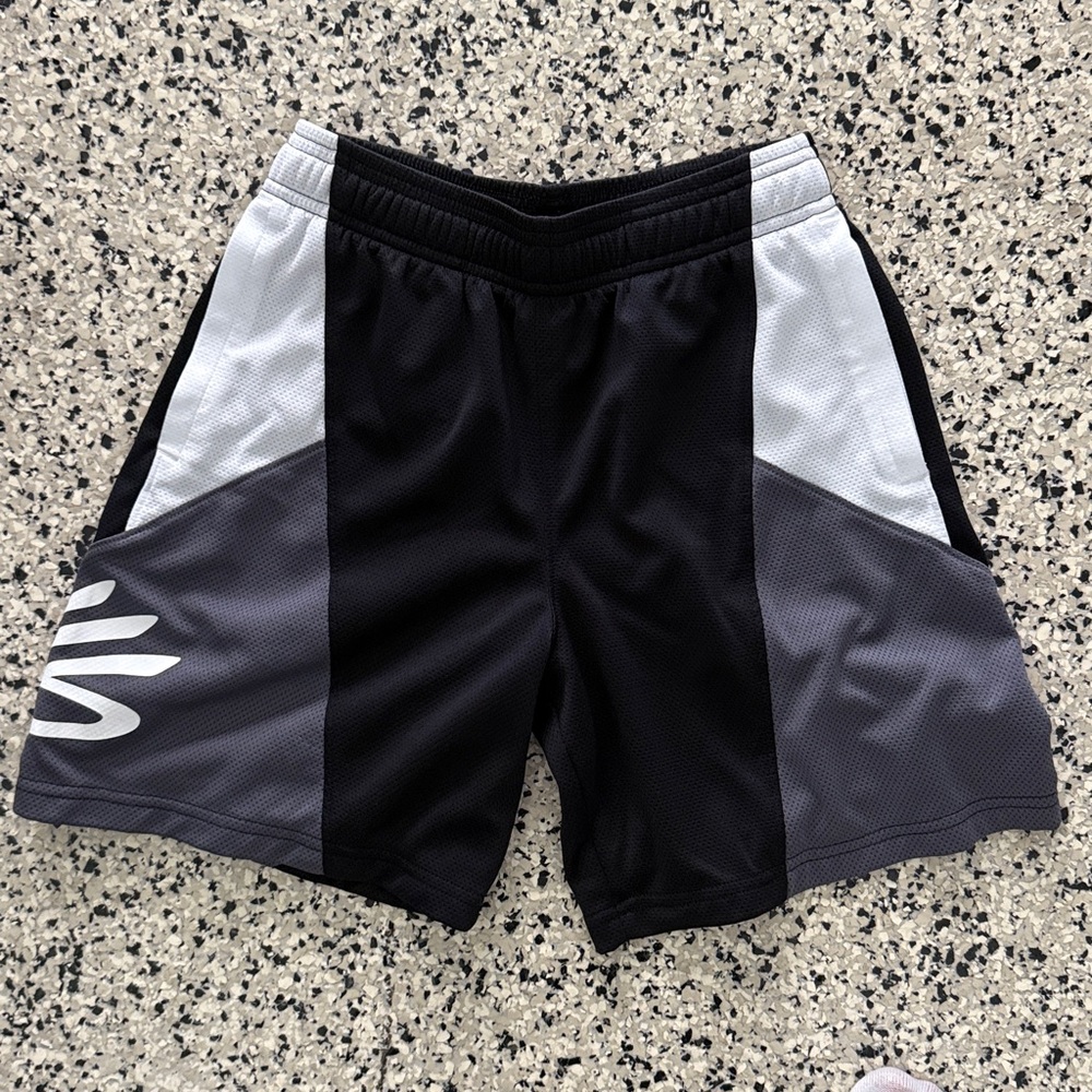 Stylish Stephen Curry Boys Under Armour Mesh Black and Gray Shorts size medium